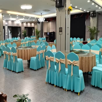 Banketinė elastinga kėdės danga su gėlių dekoru nugaroje, be kaspinėlio, stačiakampio formos, elastinis audinys