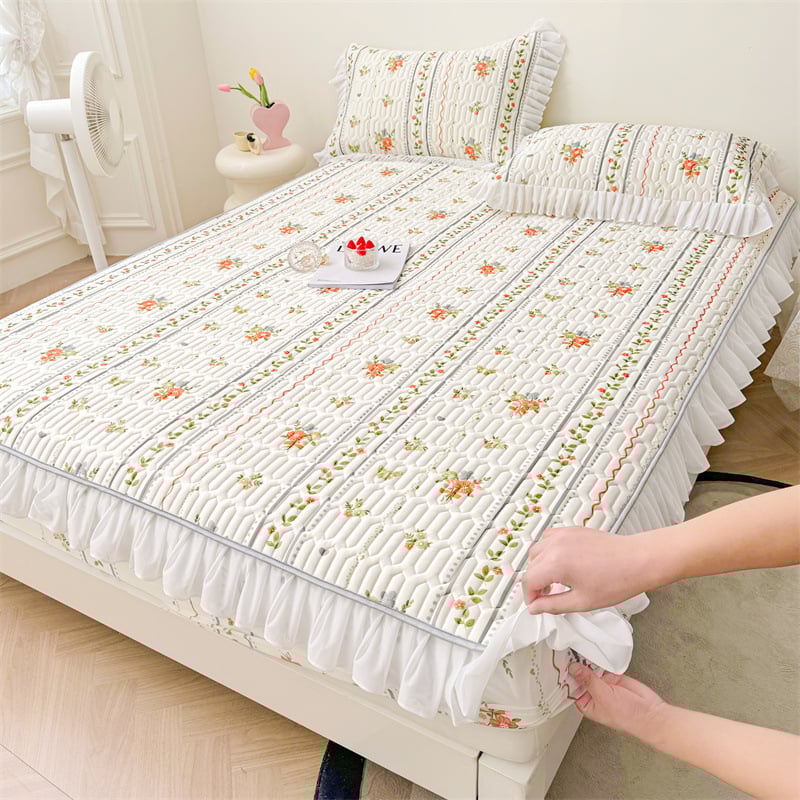 Natūralus latekso šaltas lovos komplektas su nėrinių stiliumi, trijų dalių, neslidus čiužinio apsauga, latekso turinys >90%, pritaikytas spaudas