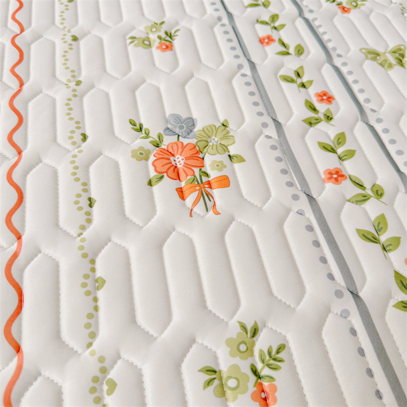 Natūralus latekso šaltas lovos komplektas su nėrinių stiliumi, trijų dalių, neslidus čiužinio apsauga, latekso turinys >90%, pritaikytas spaudas