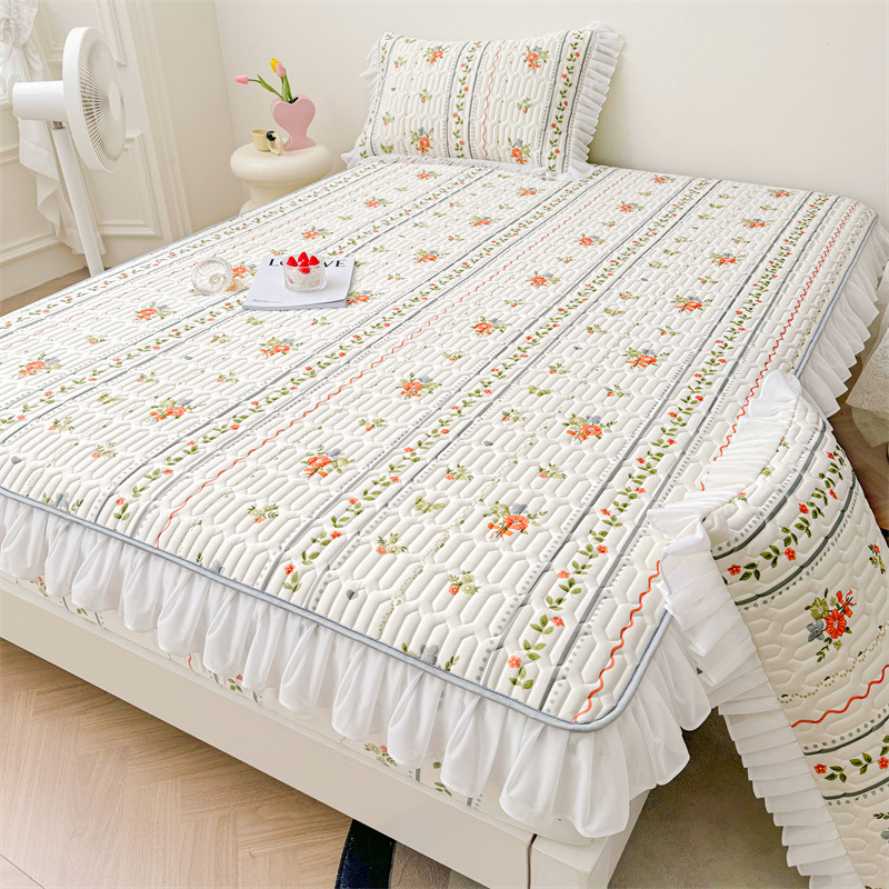 Natūralus latekso šaltas lovos komplektas su nėrinių stiliumi, trijų dalių, neslidus čiužinio apsauga, latekso turinys >90%, pritaikytas spaudas