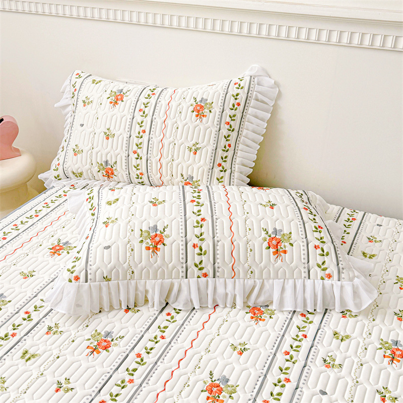 Natūralus latekso šaltas lovos komplektas su nėrinių stiliumi, trijų dalių, neslidus čiužinio apsauga, latekso turinys >90%, pritaikytas spaudas