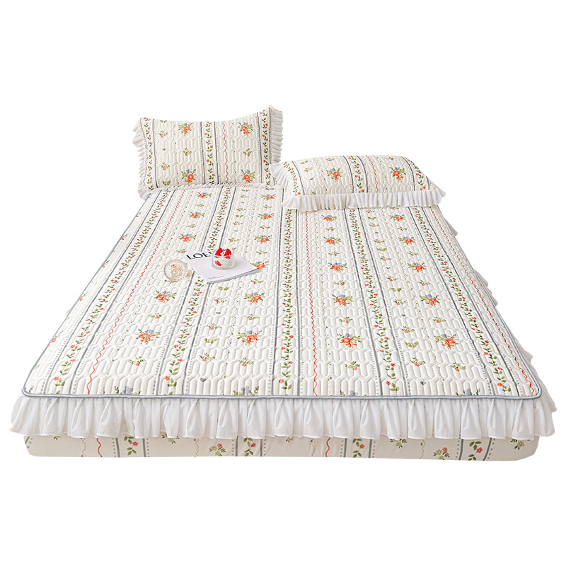 Natūralus latekso šaltas lovos komplektas su nėrinių stiliumi, trijų dalių, neslidus čiužinio apsauga, latekso turinys >90%, pritaikytas spaudas