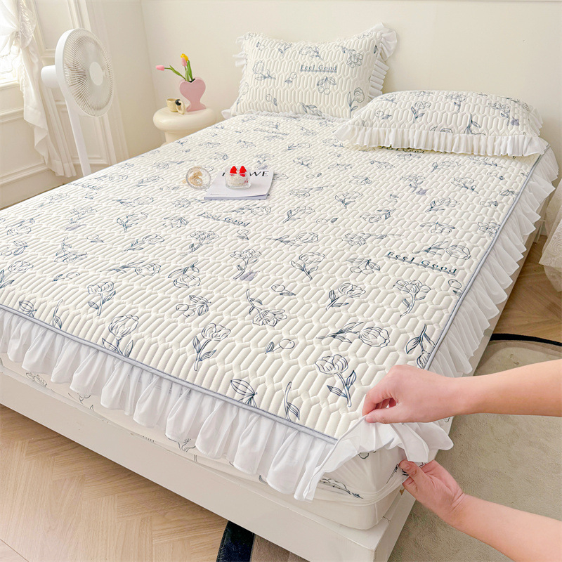 Natūralus latekso šaltas lovos komplektas su nėrinių stiliumi, trijų dalių, neslidus čiužinio apsauga, latekso turinys >90%, pritaikytas spaudas