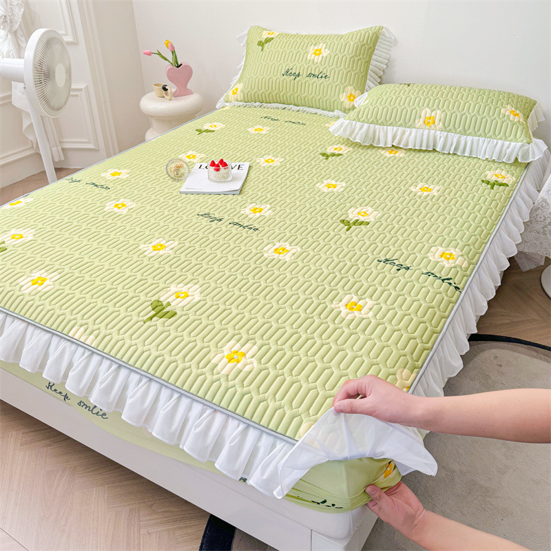 Natūralus latekso šaltas lovos komplektas su nėrinių stiliumi, trijų dalių, neslidus čiužinio apsauga, latekso turinys >90%, pritaikytas spaudas