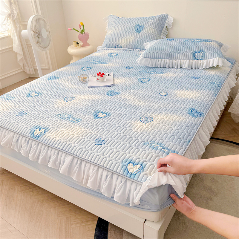 Natūralus latekso šaltas lovos komplektas su nėrinių stiliumi, trijų dalių, neslidus čiužinio apsauga, latekso turinys >90%, pritaikytas spaudas