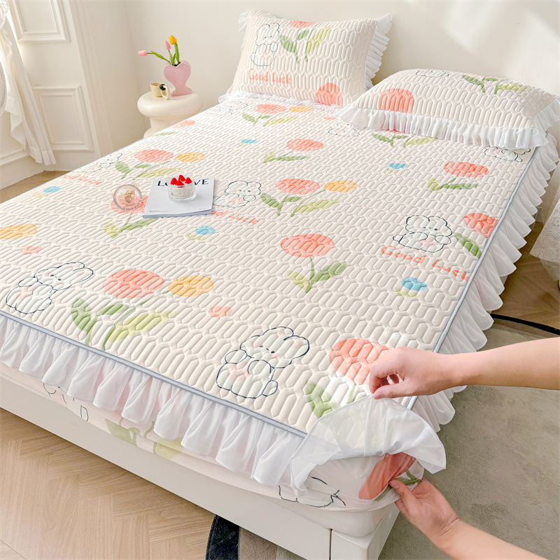 Natūralus latekso šaltas lovos komplektas su nėrinių stiliumi, trijų dalių, neslidus čiužinio apsauga, latekso turinys >90%, pritaikytas spaudas