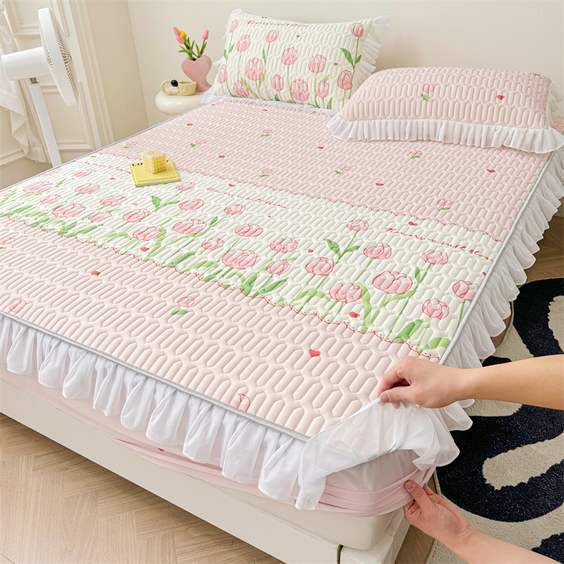 Natūralus latekso šaltas lovos komplektas su nėrinių stiliumi, trijų dalių, neslidus čiužinio apsauga, latekso turinys >90%, pritaikytas spaudas