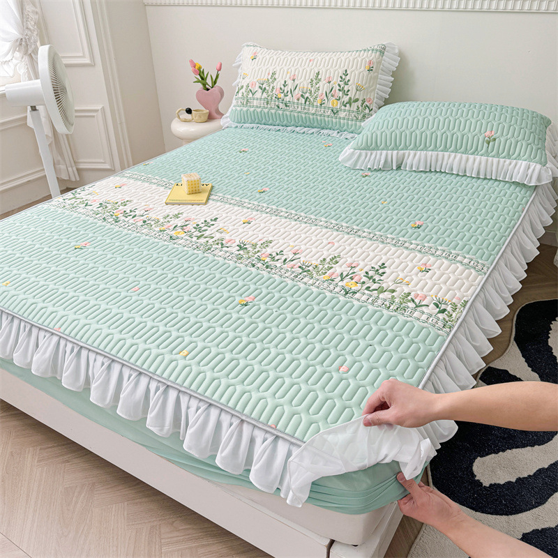 Natūralus latekso šaltas lovos komplektas su nėrinių stiliumi, trijų dalių, neslidus čiužinio apsauga, latekso turinys >90%, pritaikytas spaudas