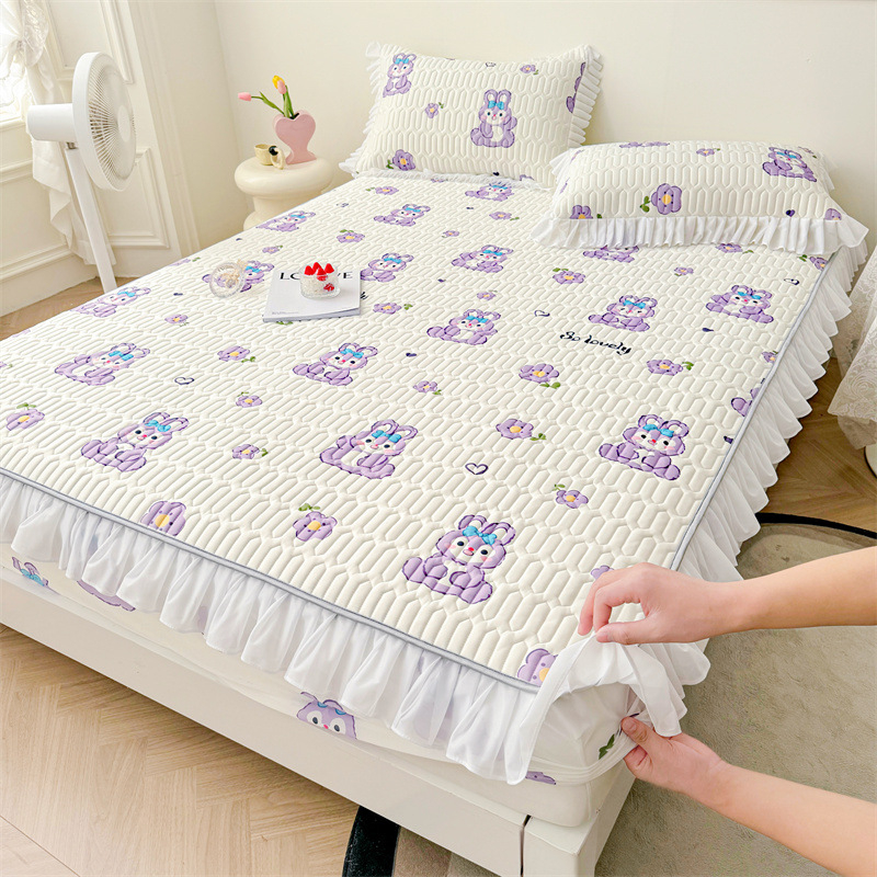 Natūralus latekso šaltas lovos komplektas su nėrinių stiliumi, trijų dalių, neslidus čiužinio apsauga, latekso turinys >90%, pritaikytas spaudas