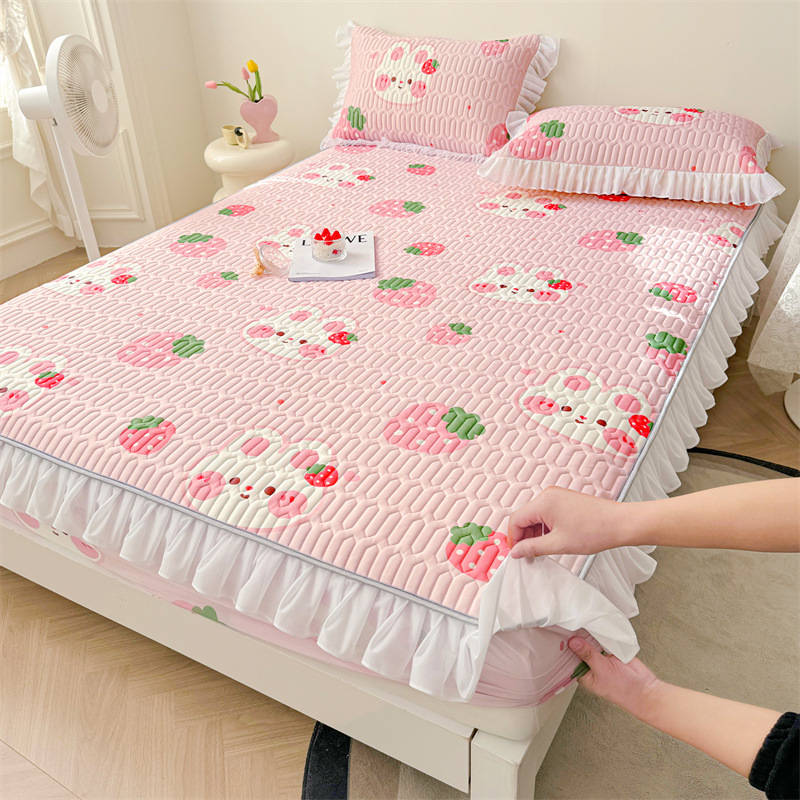 Natūralus latekso šaltas lovos komplektas su nėrinių stiliumi, trijų dalių, neslidus čiužinio apsauga, latekso turinys >90%, pritaikytas spaudas