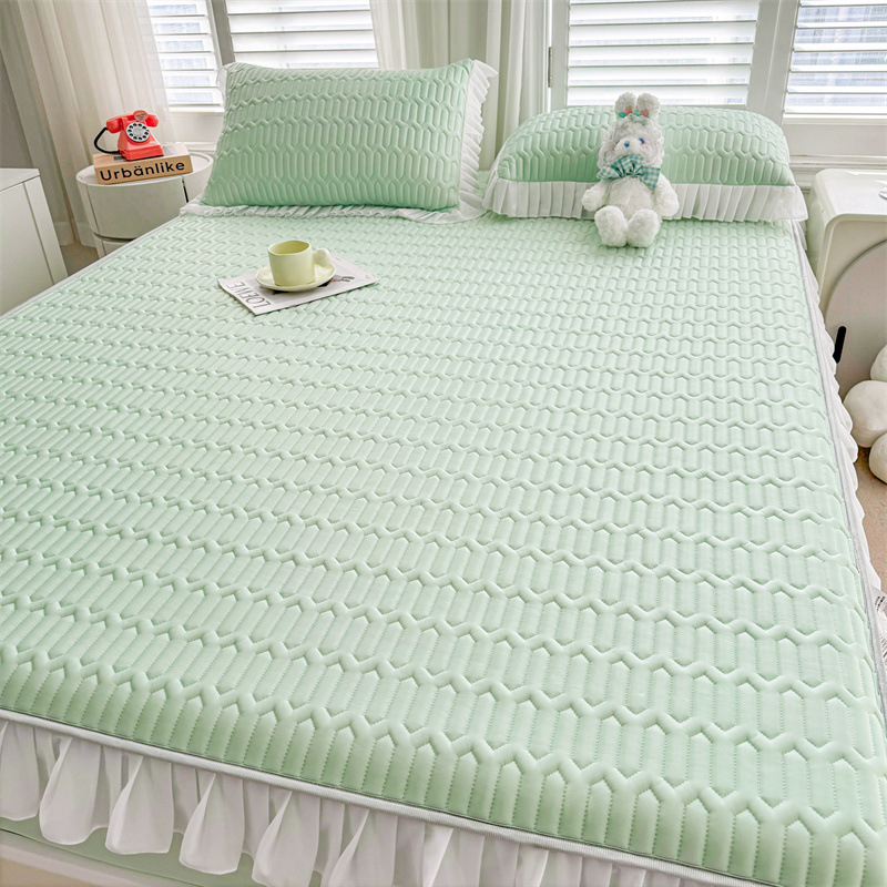 Natūralus latekso šaltas lovos komplektas su nėrinių stiliumi, trijų dalių, neslidus čiužinio apsauga, latekso turinys >90%, pritaikytas spaudas