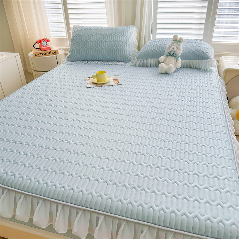 Natūralus latekso šaltas lovos komplektas su nėrinių stiliumi, trijų dalių, neslidus čiužinio apsauga, latekso turinys >90%, pritaikytas spaudas