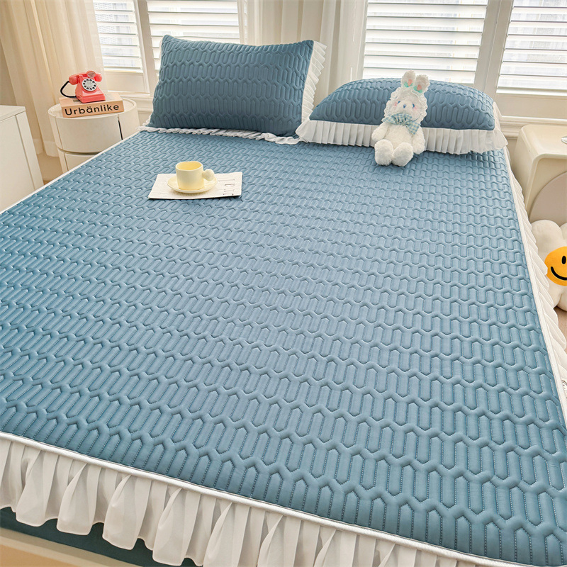 Natūralus latekso šaltas lovos komplektas su nėrinių stiliumi, trijų dalių, neslidus čiužinio apsauga, latekso turinys >90%, pritaikytas spaudas