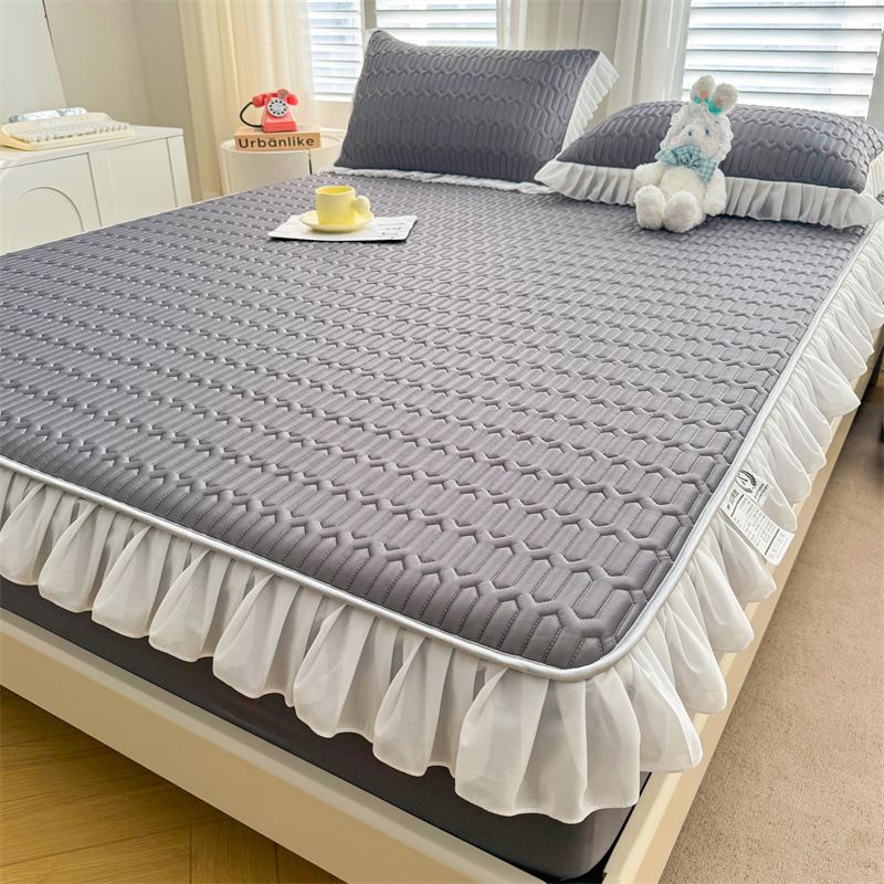 Natūralus latekso šaltas lovos komplektas su nėrinių stiliumi, trijų dalių, neslidus čiužinio apsauga, latekso turinys >90%, pritaikytas spaudas