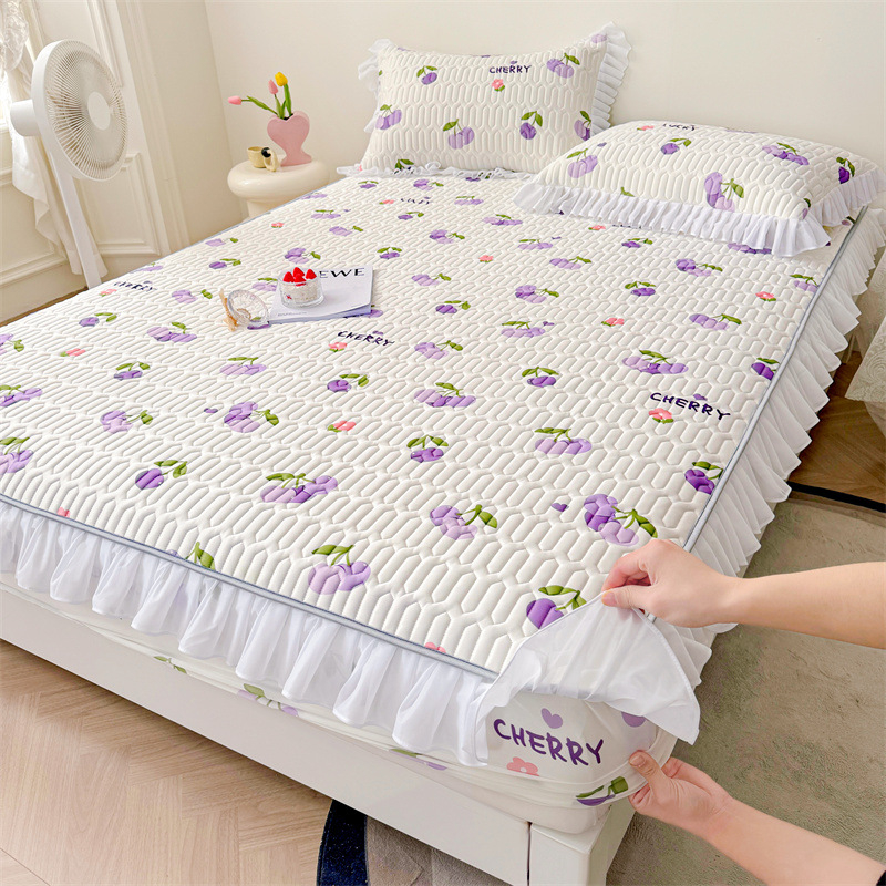 Natūralus latekso šaltas lovos komplektas su nėrinių stiliumi, trijų dalių, neslidus čiužinio apsauga, latekso turinys >90%, pritaikytas spaudas