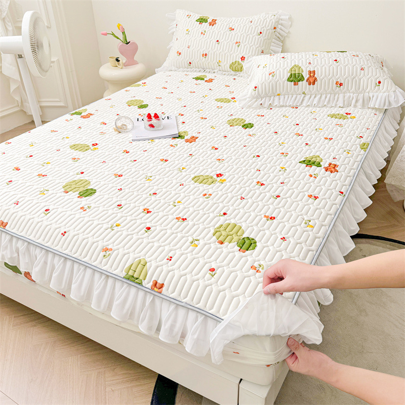 Natūralus latekso šaltas lovos komplektas su nėrinių stiliumi, trijų dalių, neslidus čiužinio apsauga, latekso turinys >90%, pritaikytas spaudas