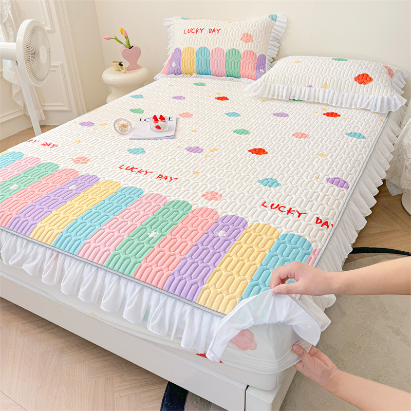 Natūralus latekso šaltas lovos komplektas su nėrinių stiliumi, trijų dalių, neslidus čiužinio apsauga, latekso turinys >90%, pritaikytas spaudas