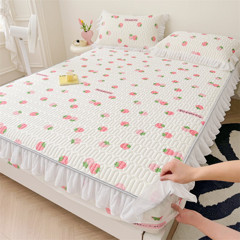 Natūralus latekso šaltas lovos komplektas su nėrinių stiliumi, trijų dalių, neslidus čiužinio apsauga, latekso turinys >90%, pritaikytas spaudas