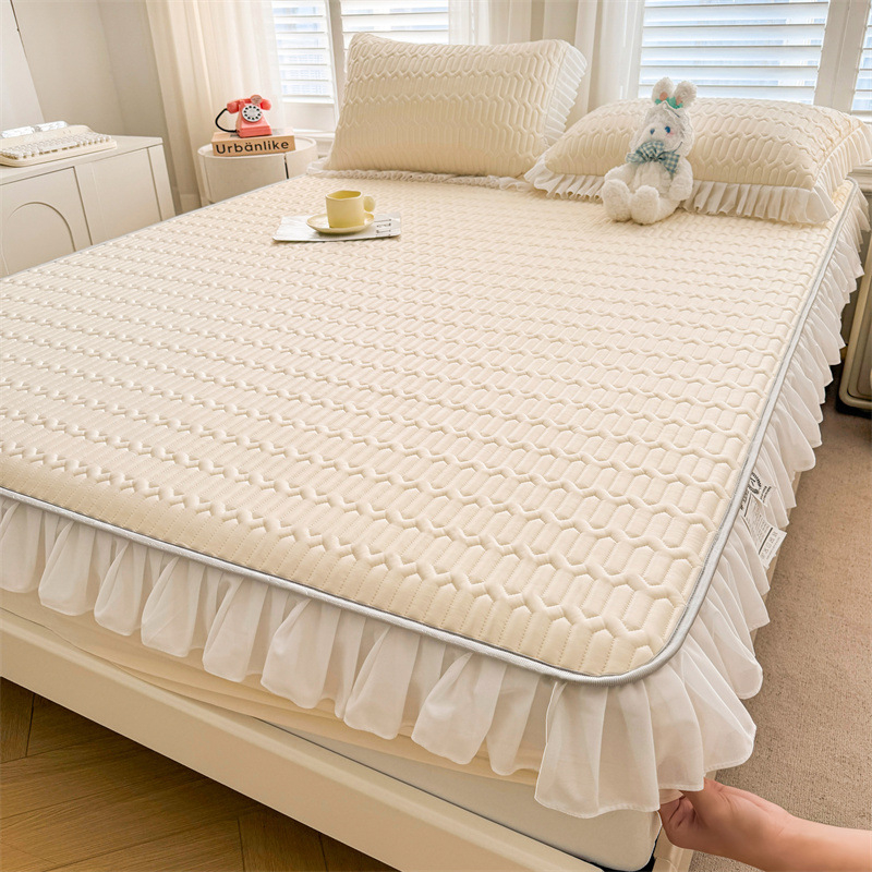 Natūralus latekso šaltas lovos komplektas su nėrinių stiliumi, trijų dalių, neslidus čiužinio apsauga, latekso turinys >90%, pritaikytas spaudas