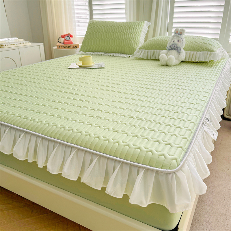 Natūralus latekso šaltas lovos komplektas su nėrinių stiliumi, trijų dalių, neslidus čiužinio apsauga, latekso turinys >90%, pritaikytas spaudas