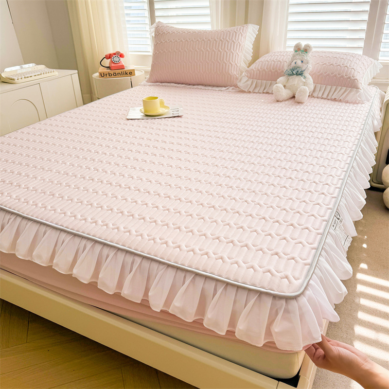 Natūralus latekso šaltas lovos komplektas su nėrinių stiliumi, trijų dalių, neslidus čiužinio apsauga, latekso turinys >90%, pritaikytas spaudas