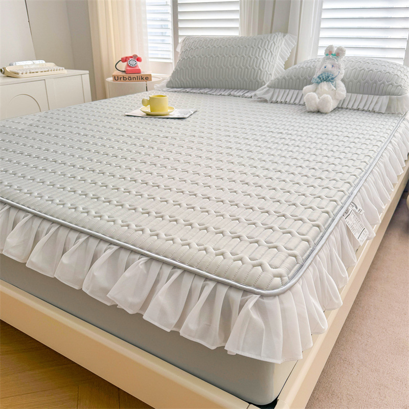 Natūralus latekso šaltas lovos komplektas su nėrinių stiliumi, trijų dalių, neslidus čiužinio apsauga, latekso turinys >90%, pritaikytas spaudas