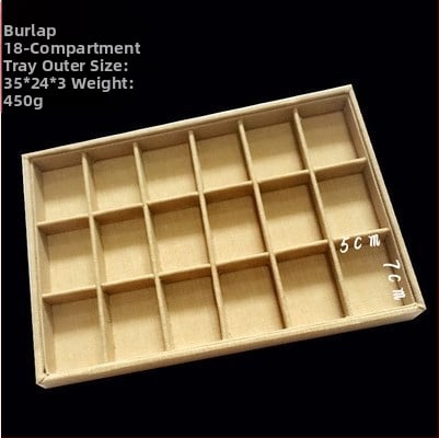 Metāla rotaslietu izstādes trauks ar 12 nodalījumiem – gredieniem, kaklarotām, rokassprādzēm un kuloniem; mākslinieciskais stils, izcelsme: Jilin, 2025. gada pavasaris