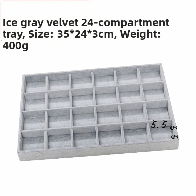 Metāla rotaslietu izstādes trauks ar 12 nodalījumiem – gredieniem, kaklarotām, rokassprādzēm un kuloniem; mākslinieciskais stils, izcelsme: Jilin, 2025. gada pavasaris