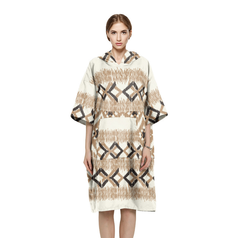 Dėvimas rankšluosčio chalatas su gobtuvu, sugeriantis, dvipusis velūras, svoris 200–300 g, siūlai 150D — Chiti