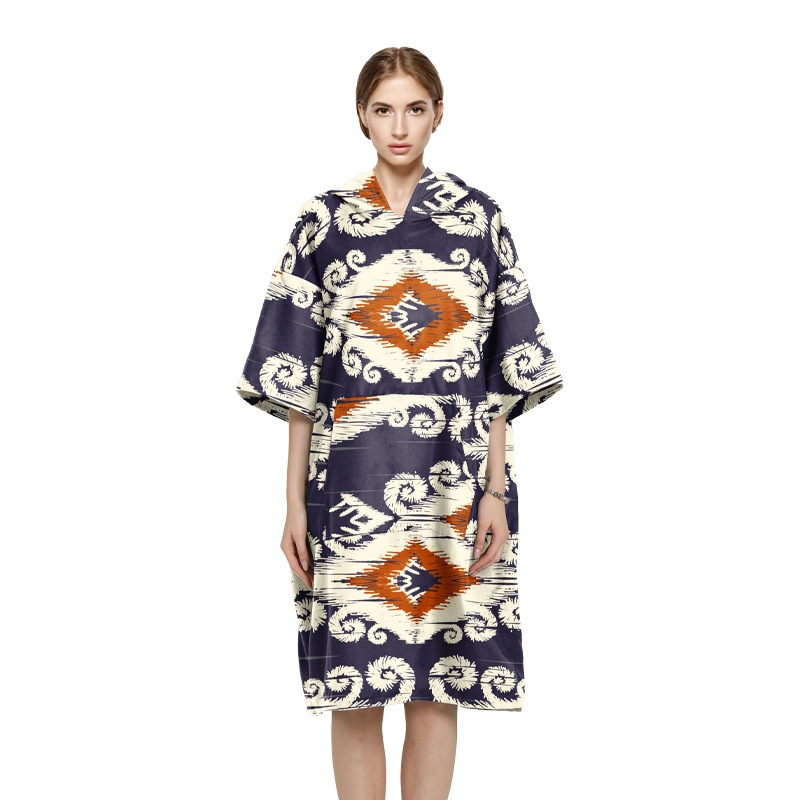 Dėvimas rankšluosčio chalatas su gobtuvu, sugeriantis, dvipusis velūras, svoris 200–300 g, siūlai 150D — Chiti