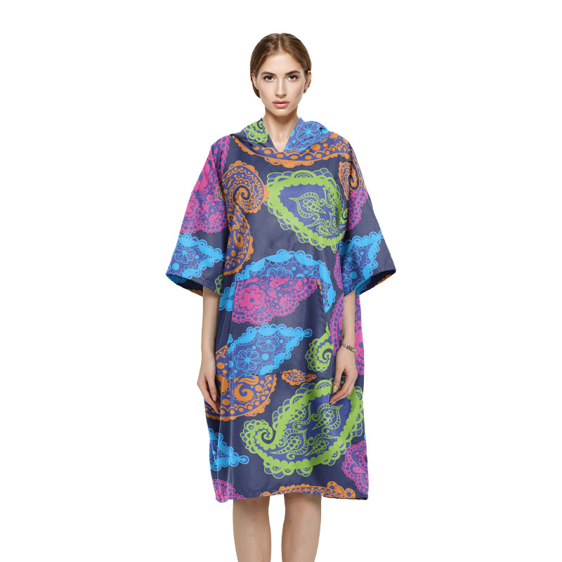 Dėvimas rankšluosčio chalatas su gobtuvu, sugeriantis, dvipusis velūras, svoris 200–300 g, siūlai 150D — Chiti