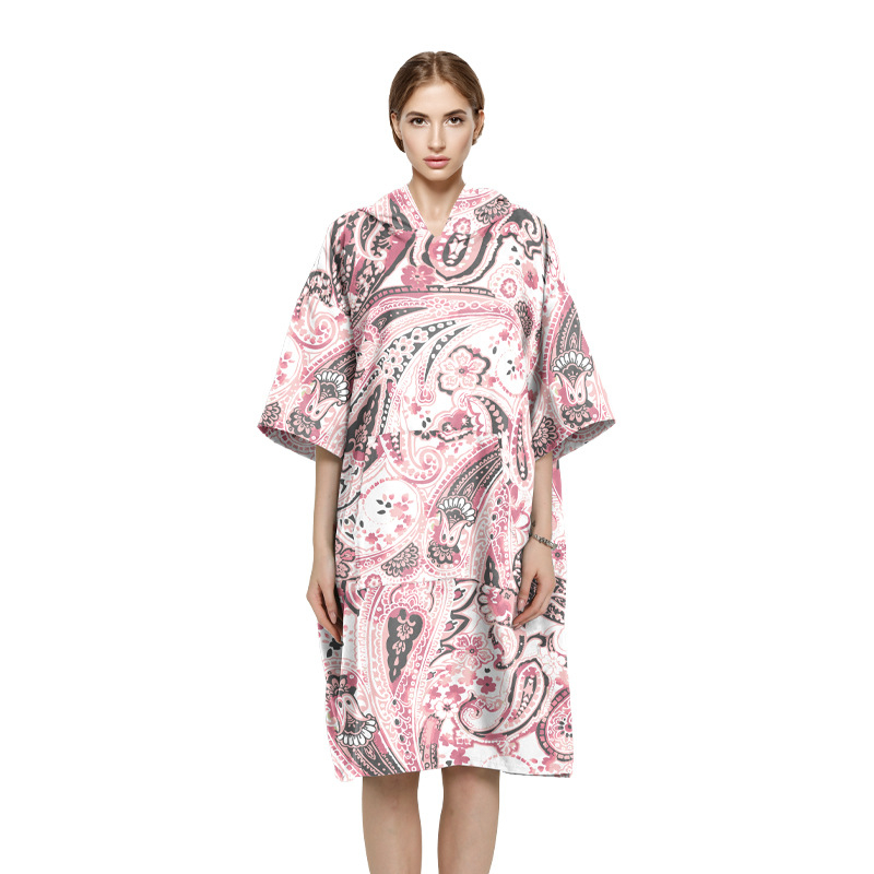 Dėvimas rankšluosčio chalatas su gobtuvu, sugeriantis, dvipusis velūras, svoris 200–300 g, siūlai 150D — Chiti