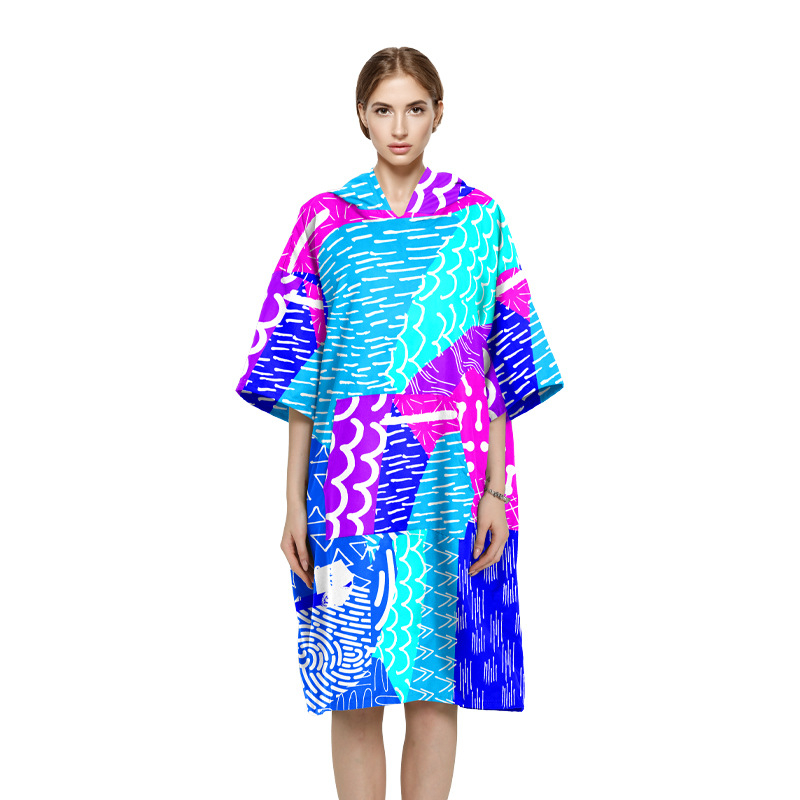 Dėvimas rankšluosčio chalatas su gobtuvu, sugeriantis, dvipusis velūras, svoris 200–300 g, siūlai 150D — Chiti