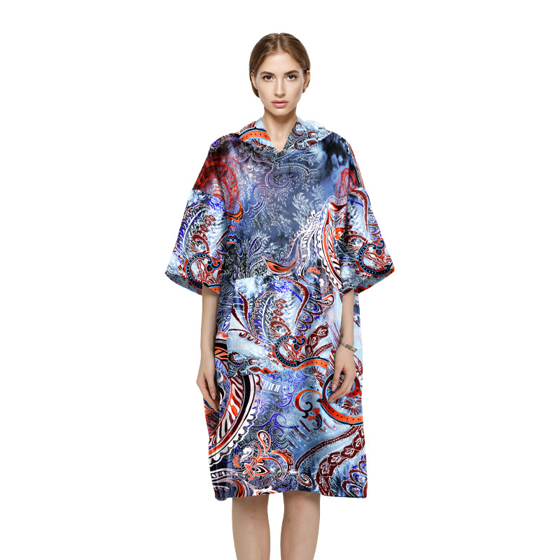 Dėvimas rankšluosčio chalatas su gobtuvu, sugeriantis, dvipusis velūras, svoris 200–300 g, siūlai 150D — Chiti