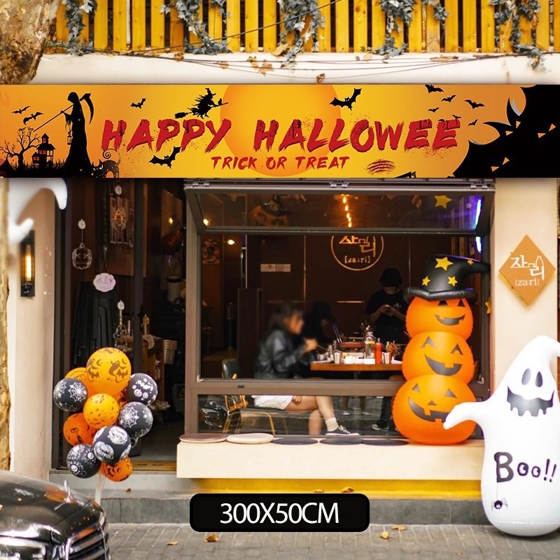 Helovyno scenos fonas su moliūgų tema, dekoracijos parduotuvės ar baro įėjimui – nuotraukų rekvizitai, medžiaga: šilko gėlės