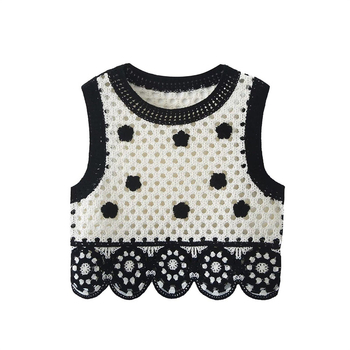 Pamukasti kratki crop top s geometrijskim uzorkom, dvostrukim naramenicama i izrezanim detaljem