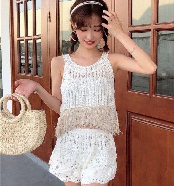 Pamukasti kratki crop top s geometrijskim uzorkom, dvostrukim naramenicama i izrezanim detaljem