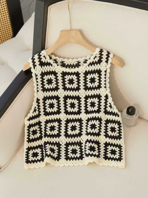 Pamukasti kratki crop top s geometrijskim uzorkom, dvostrukim naramenicama i izrezanim detaljem