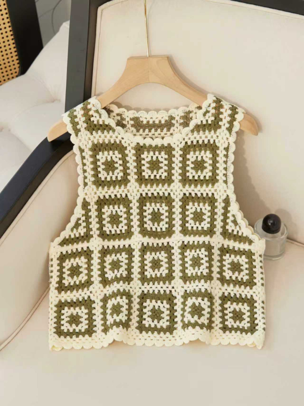 Pamukasti kratki crop top s geometrijskim uzorkom, dvostrukim naramenicama i izrezanim detaljem