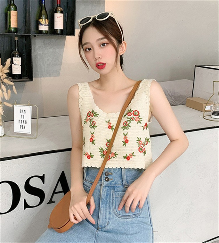 Pamukasti kratki crop top s geometrijskim uzorkom, dvostrukim naramenicama i izrezanim detaljem