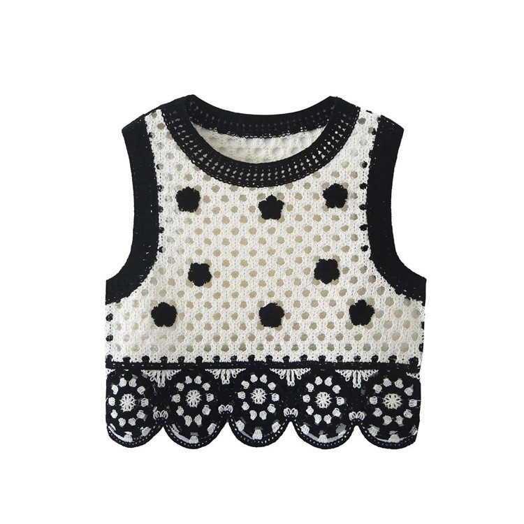 Pamukasti kratki crop top s geometrijskim uzorkom, dvostrukim naramenicama i izrezanim detaljem