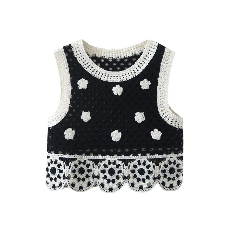 Pamukasti kratki crop top s geometrijskim uzorkom, dvostrukim naramenicama i izrezanim detaljem