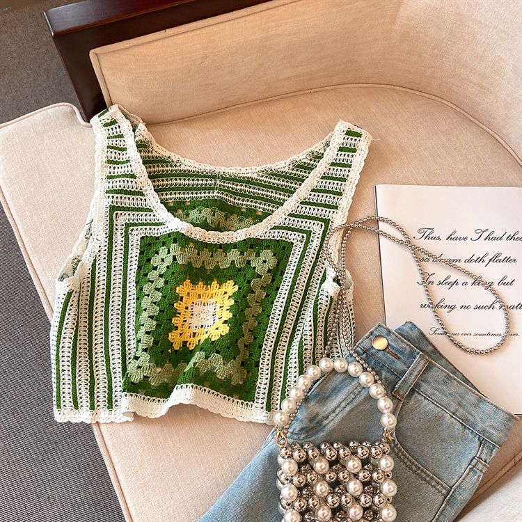 Pamukasti kratki crop top s geometrijskim uzorkom, dvostrukim naramenicama i izrezanim detaljem