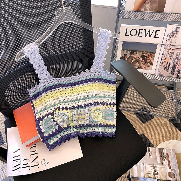 Pamukasti kratki crop top s geometrijskim uzorkom, dvostrukim naramenicama i izrezanim detaljem