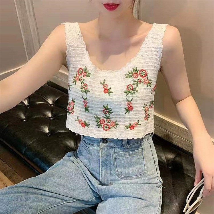 Pamukasti kratki crop top s geometrijskim uzorkom, dvostrukim naramenicama i izrezanim detaljem