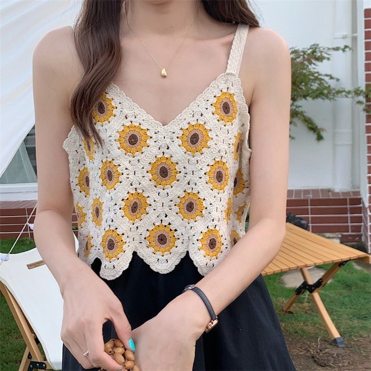 Pamukasti kratki crop top s geometrijskim uzorkom, dvostrukim naramenicama i izrezanim detaljem