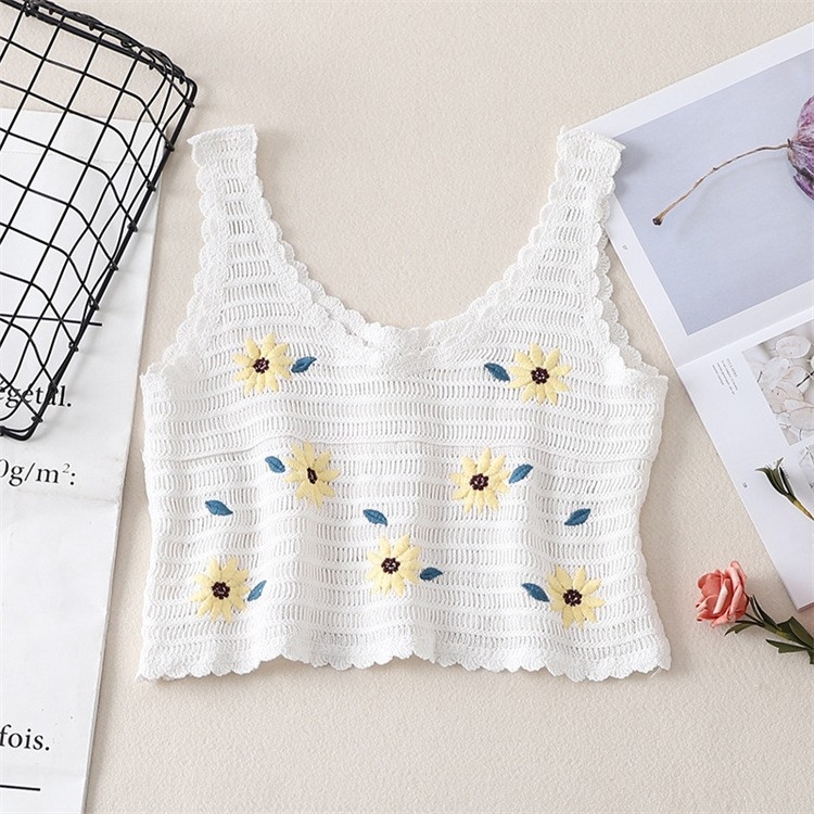 Pamukasti kratki crop top s geometrijskim uzorkom, dvostrukim naramenicama i izrezanim detaljem