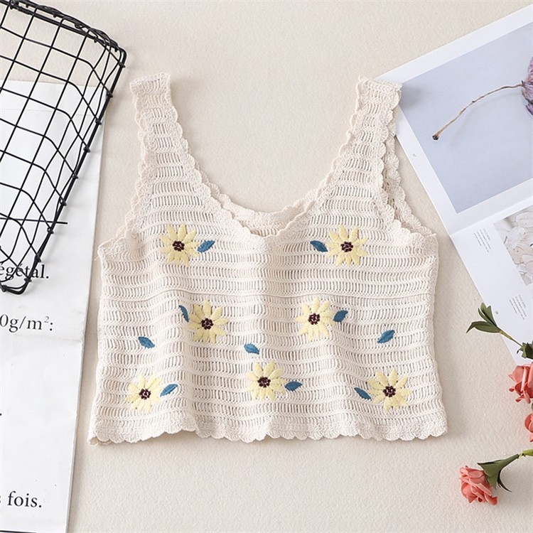 Pamukasti kratki crop top s geometrijskim uzorkom, dvostrukim naramenicama i izrezanim detaljem