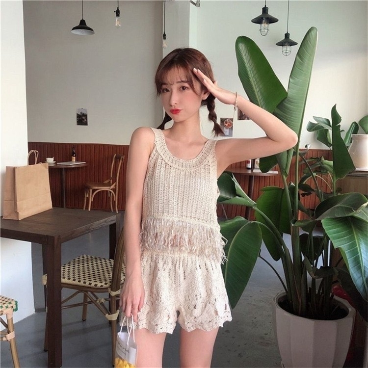 Pamukasti kratki crop top s geometrijskim uzorkom, dvostrukim naramenicama i izrezanim detaljem