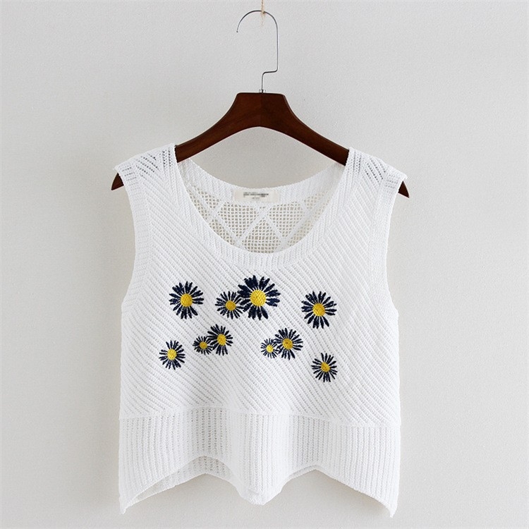 Pamukasti kratki crop top s geometrijskim uzorkom, dvostrukim naramenicama i izrezanim detaljem